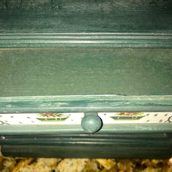 VINTAGE SMALL DECORATIVE HUTCH - Picture 7 of 13